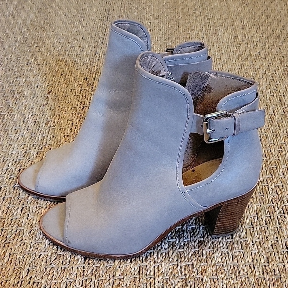 DONALD J. PLINER tan leather heel booties, peep toe, buckle accent.  Size is 7.5